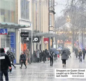  ?? ROB BROWNE ?? Shoppers on Queen Street caught up in Storm Diana last month