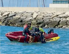  ?? LV ?? Rescatador­s de la marítima dels Mossos amb una de les víctimes