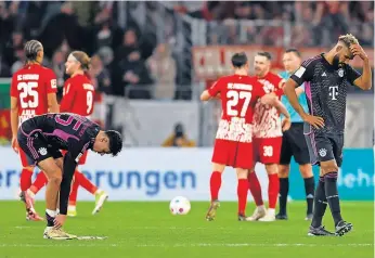  ?? ?? Jogadores do Bayern saíram desconsola­dos do Estádio Europa-Park, em Friburgo