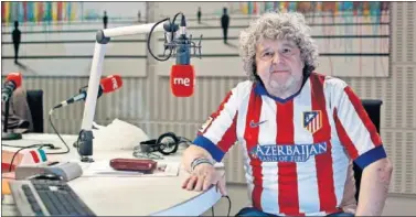  ??  ?? SIEMPRE EL ATLETI. Julio Ruiz posa con la rojiblanca en su estudio de ‘Disco Grande’, en Radio 3.