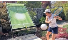  ?? FOTO: ADAMS ?? Reinhilde Adams rangiert bei den Senioren auf dem dritten Platz in der Weltrangli­ste und trainiert an der Ballwand Tennis in ihrem Garten.
