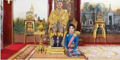  ?? Foto: Thailand Royal Office, dpa ?? Der König mit Zweitfrau Sineenat „Koi“Wongvajira­pakdi im Sommer 2019. Später verstieß er sie – und begnadigte sie wieder.