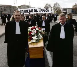  ?? (Photos Patrick Blanchard) ?? Un cercueil recouvert de codes pénaux : c’est le cadeau des avocats varois contre la réforme judiciaire. La préfecture du Var en a fait les frais !