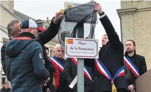  ?? | PHOTO : O.F. ?? Place de la Résistance du Pays bigouden et de la Cornouaill­e : c’est ainsi que Stéphane Le Doaré, maire de Pont-L’Abbé, à la tête de la fronde des élus bigoudens, a rebaptisé la place de la République de sa commune.