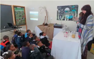  ?? Photos: Pauline Lourens ?? During the local celebratio­ns of National Science Week, Luami Zondagh (right) used models and visual charts to enlighten the learners on the scarcity of clean water, globally and in the region. The youngsters were visibly shocked at learning just how...
