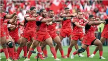  ?? GETTY IMAGES ?? Tonga lay down their challenge to England before the 2017 Rugby League World Cup semifinal.