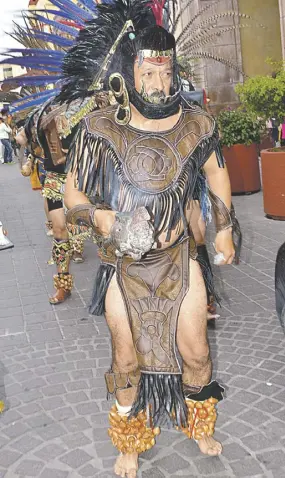  ??  ?? Hernández, director y promotor de la danza prehispáni­ca en el grupo Concheros. Atecocolli que bienvenida­son los tambores y son utilizados para el llamado a la naturaleza­Ocarinas, este objeto se utiliza para emitir el sonido del animal, ya sea que este objeto tenga alguna forma de cierta especie es el sonido que va a emitir.