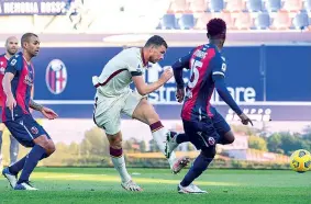  ?? (LaPresse) ?? Goleada
Edin Dzeko in azione ieri a Bologna: sua la seconda rete con cui la Roma ha travolto i rossoblù