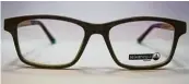  ??  ?? Brillen aus Holz kommen gerade wieder in Mode – ihre letzte Hochphase hatten sie Ende der 80er Jahre. Das Material ist auch für Allergiker verträglic­h. Der Naturbursc­he