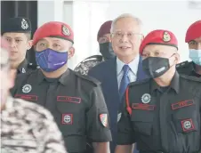  ?? — Bernama photo ?? Najib is pictured being led by Prisons Department officers to the court for yesterday’s proceeding­s.