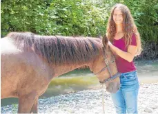  ?? FOTO: CHRISTOPH DIERKING ?? Ihr Traum ist Realität geworden: Tanja Riedinger wollte schon lange einen Mustang zähmen.