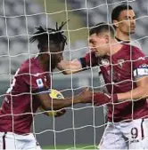  ??  ?? Marcatori Belotti festeggia Meité dopo il gol del 2-2