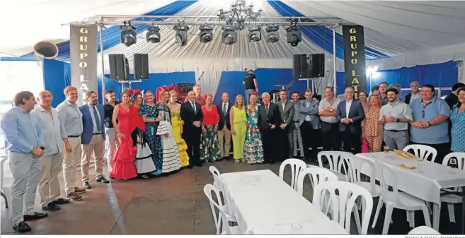  ?? REPORTAJE GRÁFICO: ERASMO FENOY ?? Foto de familia de parte de los asistentes a la recepción del Ayuntamien­to en la Feria Real.