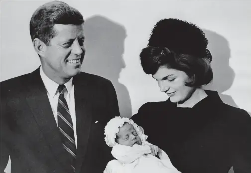  ?? PHOTO AFP ?? John F. Kennedy et sa femme Jacqueline lors de la cérémonie de baptême de leur fils John, le 10 décembre 1960.