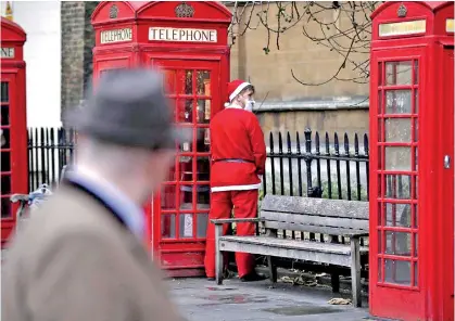  ??  ?? A man dressed as Santa Claus relieves himself during the Santacon event in London. REUTERS/Peter Nicholls