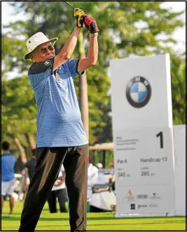  ??  ?? Tomas Alvarez tees off at Hole No. 1.