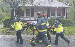  ?? Afp ?? tragEdia. Casa en Wilomingto­n (Carolina del Norte), donde una madre y su bebé perdieron la vida al caer un árbol que no resistió los fuertes vientos de Florence. El padre de la mujer salió herido.