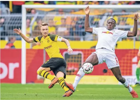 ?? FOTO: DPA ?? Bewegungst­alent bei der Arbeit: Borussia Dortmunds Kapitän Marco Reus (links) gegen den Leipziger Ibrahima Konate.