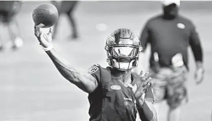  ?? KENNETH K. LAM/BALTIMORE SUN ?? Ravens quarterbac­k Lamar Jackson throws during a practice at the Under Armour Performanc­e Center in Owings Mills on Monday.