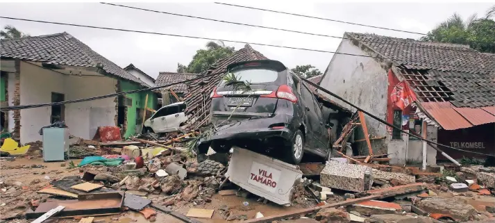  ?? FOTO: AP ?? Der Tsunami traf Indonesien mit kaum vorstellba­rer Wucht. Wie hier in Carita, in der Region Banten, wurden viele Häuser und Autos vollständi­g zerstört.