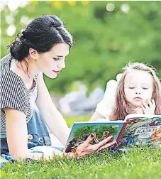  ??  ?? CONSEJO. Unos minutos al día pueden ayudar a fomentar en su hijo, el desarrollo del hábito lector para el resto de su vida.