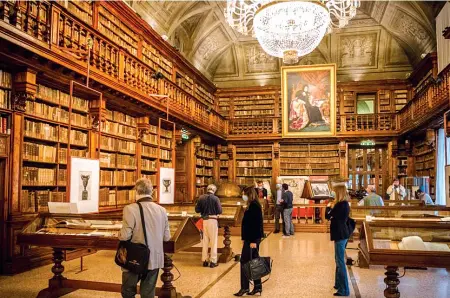  ??  ?? Teche
La maestosa Sala Maria Teresa della Braidense dove è allestita la mostra, a ingresso gratuito ma con obbligo di prenotazio­ne (foto Cozzoli / Fotogramma)