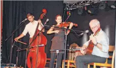  ?? FOTO: VERA ROMEU ?? Im fliegenden Wechsel musiziert das bayerische Kabarett-Trio aus Vater Hans Well (rechts), Tochter Tabea und Sohn Jonas.