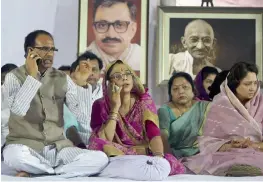  ?? — PTI ?? Madhya Pradesh chief minister Shivraj Singh Chouhan with his wife during the second day of his indefinite fast for peace in Bhopal on Sunday.