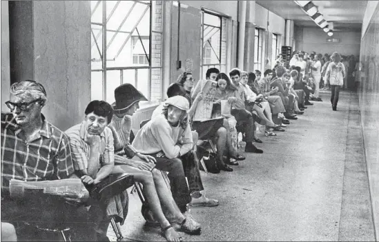  ?? Los Angeles Times ?? SPECTATORS WAIT for seats to the Charles Manson trial at the Hall of Justice. “It was the first big celebrity trial of modern Los Angeles,” one L.A. journalist said.