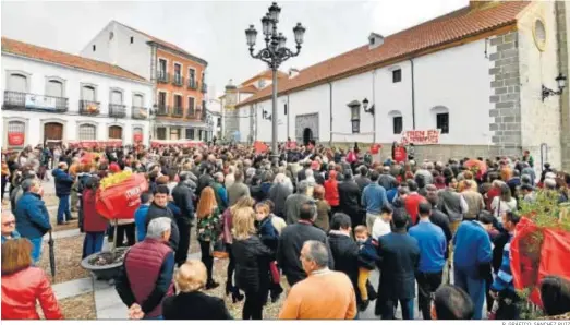  ?? R. GRÁFICO: SÁNCHEZ RUIZ ?? Detalle de la concentrac­ión ciudadana en la plaza de España de Villanueva de Córdoba.