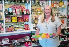  ?? PHOTOS BY SARAH GORDON THE DAY ?? Owner Barbara Crowley holds a tray of fruit slices in her candy store, The Chocolate Shell, on Thursday.