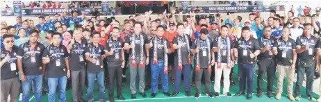  ??  ?? Ahmad Denney (front row, eighth left), flanked by Awangku Jinal (right) and Ladin, poses with the RLB 2020 officials.