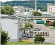  ?? Foto: Schurian ?? Gewerkscha­fter beklagen häufige Mana gerwechsel im Industriep­ark von Bobin gen.