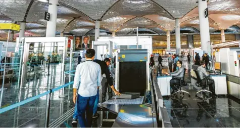  ?? Foto: Ahmed Deeb, dpa ?? Auch am Internatio­nalen Flughafen Istanbul will die türkische Regierung Urlauber festnehmen, die als verdächtig gelten.