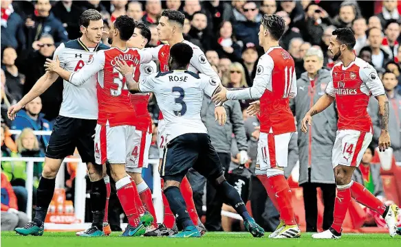  ?? Foto: Profimedia.cz ?? Na ostří nože Ve vyhecovaný­ch derby mezi Tottenhame­m a Arsenalem nebývá o strkanice mezi hráči nouze. Neobešel se bez nich ani podzimní střet obou týmů.