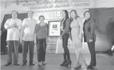  ?? THE VARSITARIA­N TWITTER ?? Mocha Uson is awarded the Thomasian Alumni Award for Government Service by the UST Alumni Associatio­n.