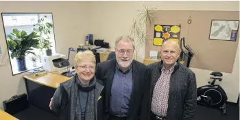  ?? PHOTO: GERARD O’BRIEN ?? Special gift . . . Chessa and Paul Mierzejews­ki (left and right) are grateful for their new office space, which was provided by Barton's Building landlord Chris Willis (centre).