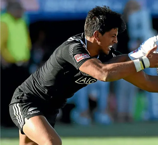  ?? PHOTO: GETTY IMAGES ?? Fiji’s Jerry Tuwai fends off a tackle by New Zealand’s Dylan Collier in their pool game during the Dubai Sevens in December.