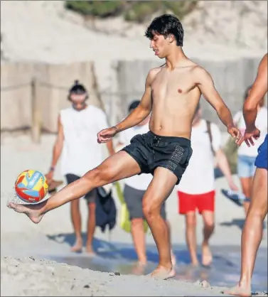  ??  ?? DE VACACIONES. Joao Félix, futbolista del Benfica, juega al fútbol de vacaciones en Ibiza.