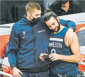  ?? FOTO: EFE ?? Juancho consolando a Ridky, al término de un partido de los Timberwolv­es