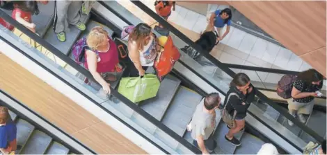  ?? FOTO: REINALDO UBILLA ?? Turistas comprando en el mall Costanera Center.
