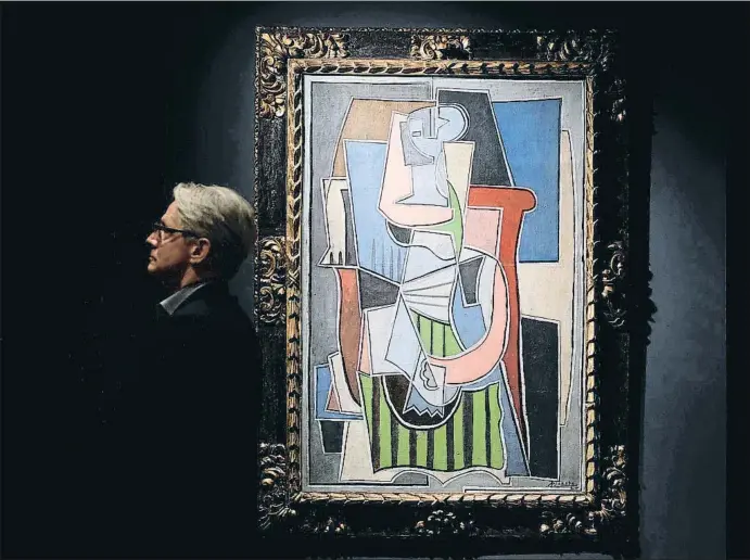  ?? JEWEL SAMAD / AFP ?? Aquest quadre de Picasso, Dona asseguda, es va vendre a Sotheby’s de Londres per 64 milions de dòlars