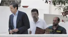  ?? EFE / MORELL ?? REGISTRO EN EL CHALET. El expresiden­te valenciano, del PP, custodiado por dos guardias civiles, llega a su casa de Benidorm para un registro policial, ayer por la tarde.