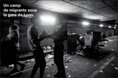  ??  ?? Un camp de migrants sous la gare de Lyon.