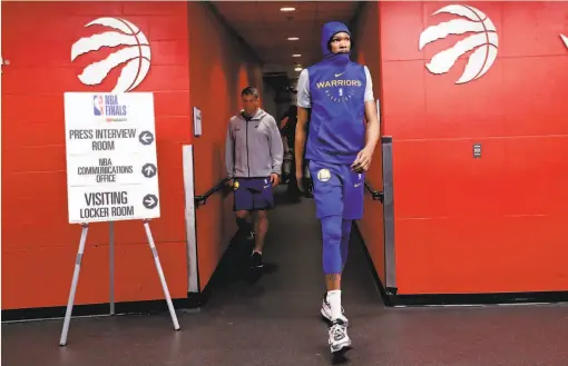  ?? Scott Strazzante / The Chronicle ?? Warriors forward Kevin Durant heads to the court to practice. He hasn’t played in a game since May 8 against Houston.