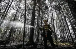  ?? CP / COMMUNICAT­IONS NOVA SCOTIA ?? Firefighte­r Kalen MacMullin works on a fire in Shelburne County, N.S.