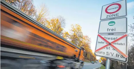  ?? FOTO: DPA ?? In Stuttgart weisen schon Schilder auf geplante Fahrverbot­e hin. Ab 2019 dürfen ältere Dieselauto­s hier nicht mehr weiterfahr­en.