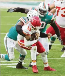  ?? CHARLES TRAINOR JR. ctrainor@miamiheral­d.com ?? Dolphins linebacker Jerome Baker sacks Chiefs quarterbac­k Patrick Mahomes for a 30-yard loss in the first quarter.