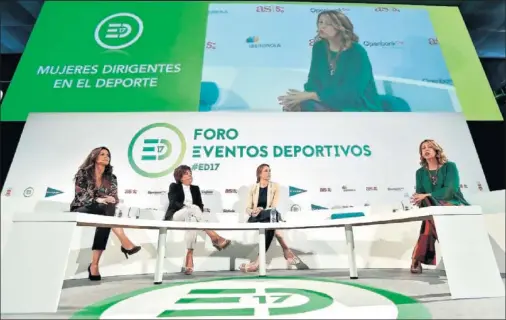  ??  ?? POR LA IGUALDAD. Susana Pérez-Amor, Ana Urquijo y Carmen Cabrera atienden a la moderadora, Ana Muñoz, en el debate en el COE.