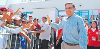  ??  ?? El presidente peruano Martín Vizcarra saluda a simpatizan­tes luego de votar. EFE